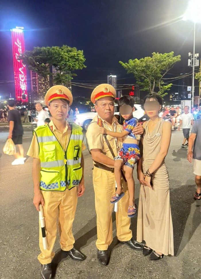 Lực lượng Cảnh sát giao thông hỗ trợ cháu bé 6 tuổi đi lạc và trao trả cháu bé an toàn cho gia đình.