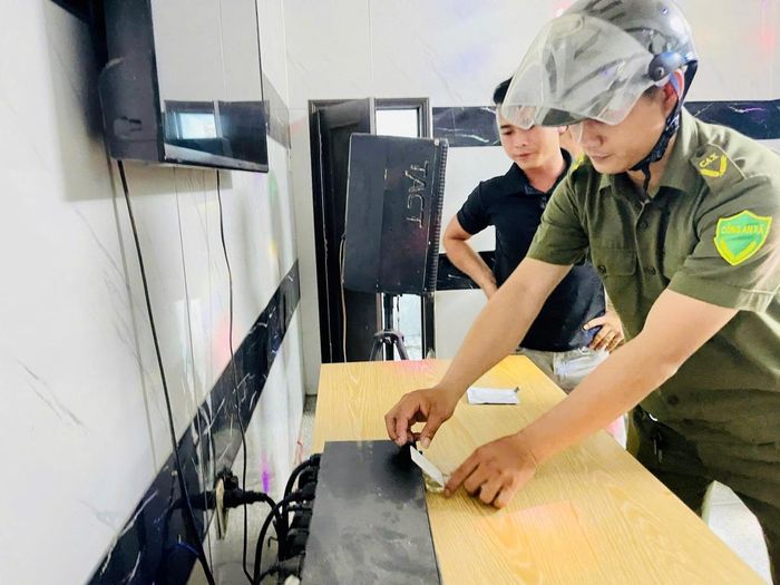 Các lực lượng Công an phường Điện Bàn Bắc triển khai đồng loạt biện pháp nghiệp vụ trong tổng kiểm tra cư trú, test ma túy trên địa bàn.
