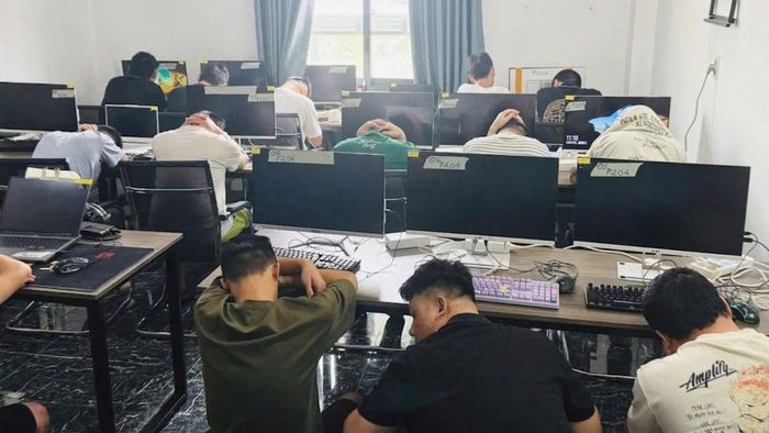 Một địa điểm nhóm đối tượng người Trung Quốc định lập trung tâm lừa đảo qua mạng với hàng trăm thiết bị điện tử bị Công an TP HCM phát hiện. Ảnh: C.A