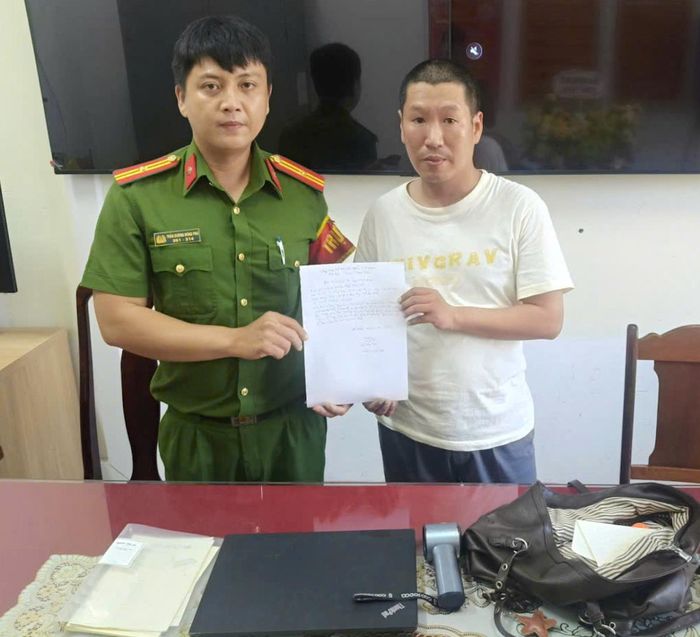 Anh Tuấn bàn giao tài sản nhặt được cho Công an phường Ngũ Hành Sơn.