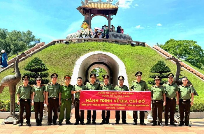Hành trình về "địa chỉ đỏ" thể hiện đạo lý “Uống nước nhớ nguồn” của lực lượng Công an nhân dân.