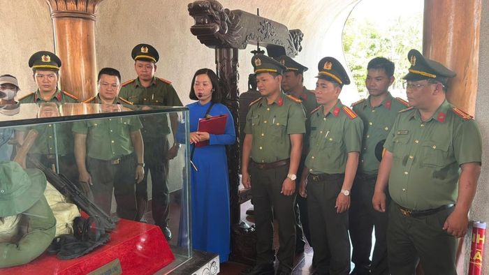 Đoàn tham quan, nghe kể lại chiến công anh dũng của quân và dân tại Thành cổ Quảng Trị.