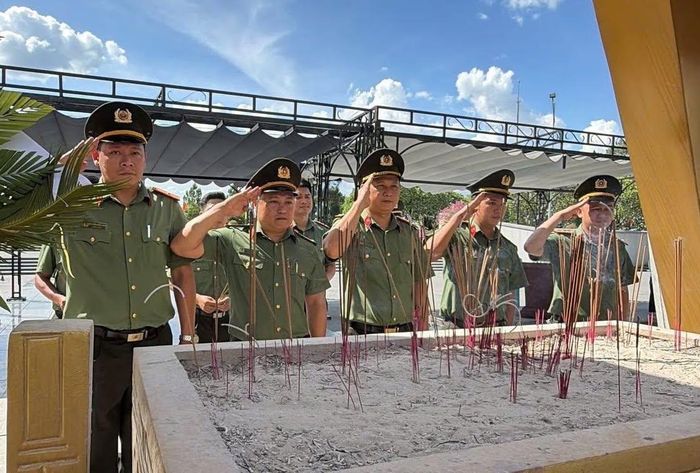 Thượng tá Mai Xuân Dương - Trưởng Công an xã Hòa Vang cùng các cán bộ chiến sĩ dâng hoa, dâng hương tưởng niệm những Anh hùng liệt sĩ.