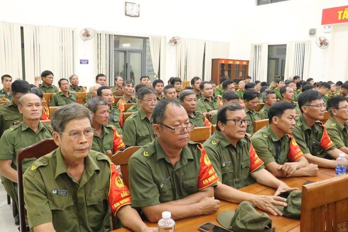 Tham dự buổi lễ có đại diện cấp ủy, chính quyền địa phương, cùng toàn thể cán bộ, chiến sĩ Công an phường và lực lượng tham gia bảo vệ an ninh, trật tự ở cơ sở.