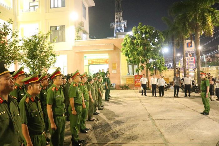 Trưởng Công an phường Ngũ Hành Sơn giao nhiệm vụ cho các tổ công tác