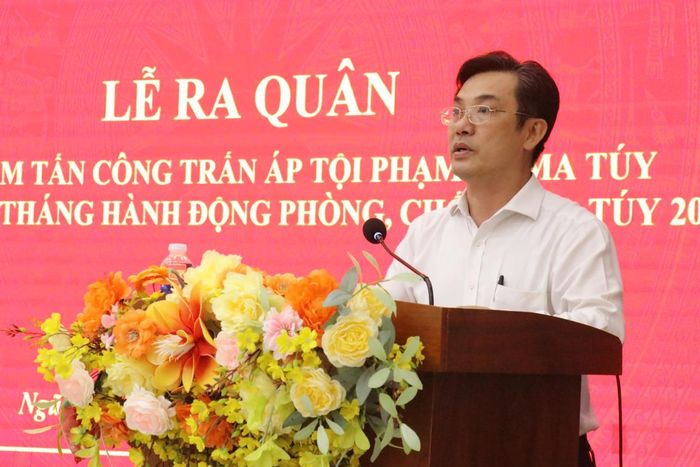Đại diện chính quyền phát biểu tại lễ ra quân