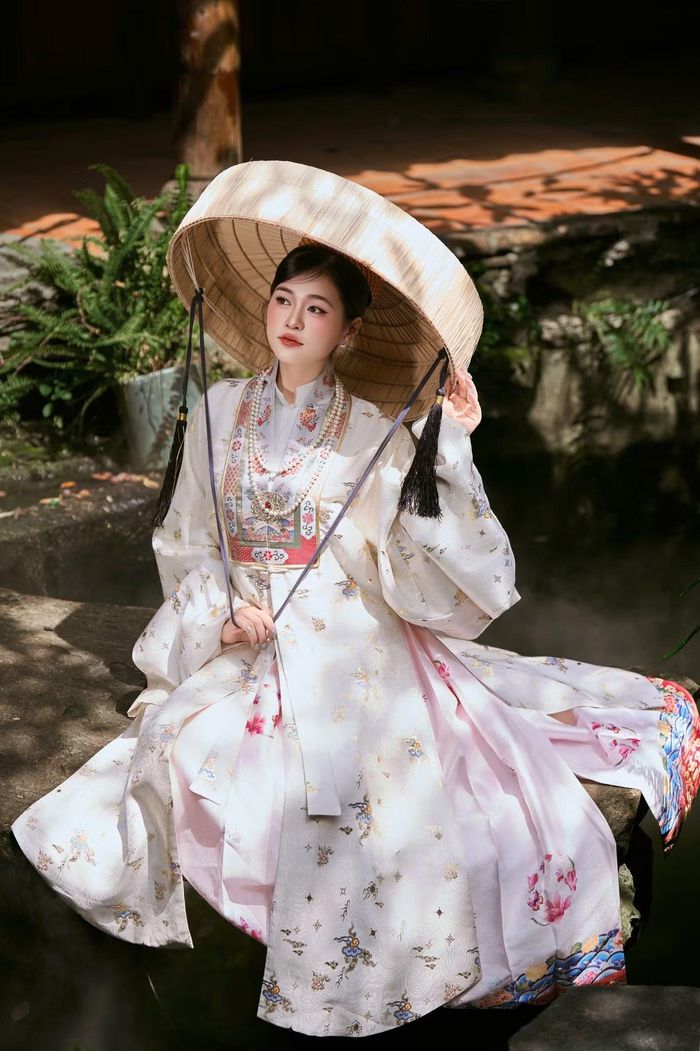 Từ một cô gái từng tự ti về ngoại hình và rụt rè trước đám đông, Thanh Vy đã có cú "lội ngược dòng" ngoạn mục để chạm tay đến danh hiệu Hoa khôi Đại học Thủ Dầu Một.