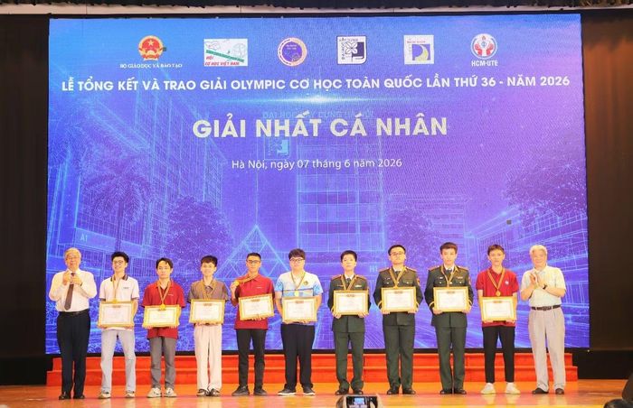 Quốc Trường (thứ hai, từ phải sang) tại Lễ trao giải Olympic Cơ học toàn quốc lần thứ 36.
