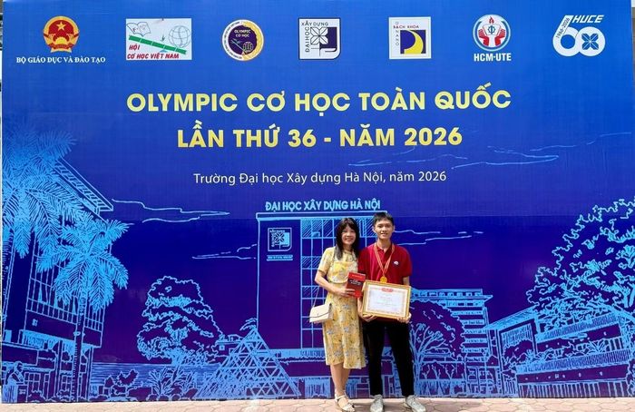 Quốc Trường cùng TS Chu Thị Xuân Hoa tại Lễ trao giải Olympic Cơ học toàn quốc lần thứ 36.