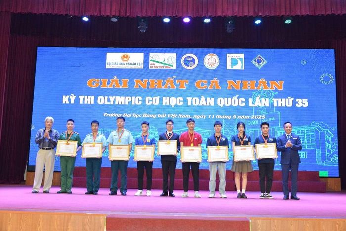 Quốc Trường (thứ năm, từ phải sang) đoạt giải Nhất môn Cơ học Kết cấu tại Olympic Cơ học toàn quốc lần thứ 35.