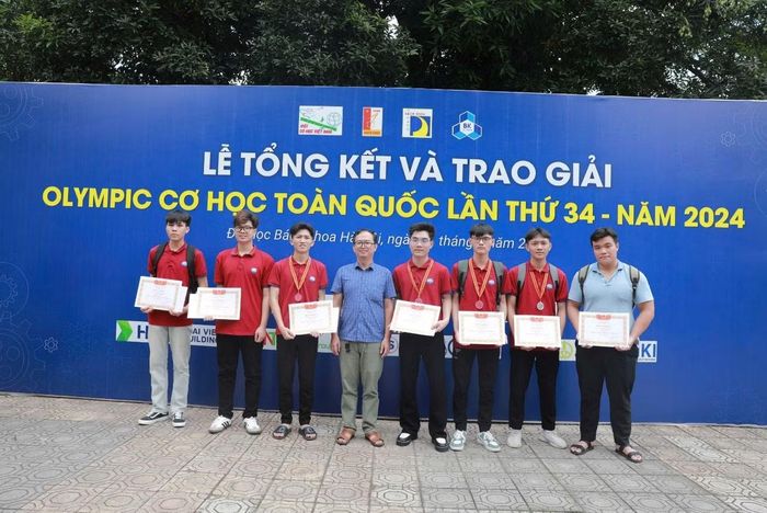 Quốc Trường (thứ hai, từ phải sang) nhận giải Nhì cùng đội tuyển Sức bền - Kết cấu tại Olympic Cơ học toàn quốc, năm 2024.