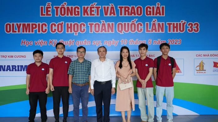 Quốc Trường (ngoài cùng, bên phải) nhận giải Nhì cùng đội tuyển Sức bền - Kết cấu tại Olympic Cơ học toàn quốc, năm 2023.