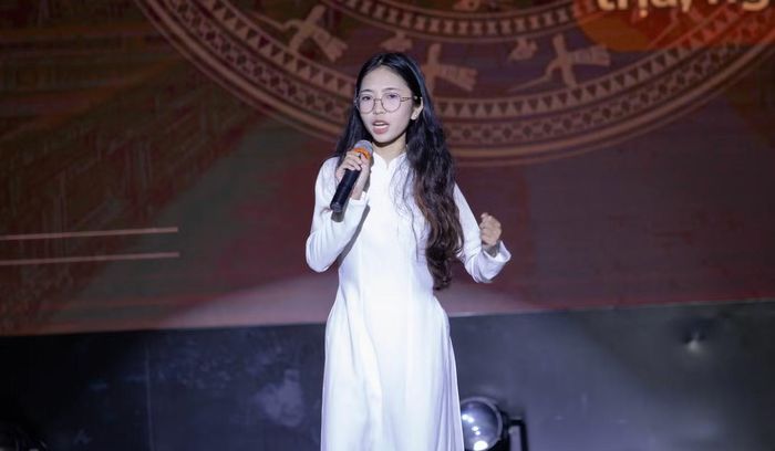 Mỹ Hạnh trình bày phần hùng biện về đề tài văn hóa tại Chung kết cuộc thi Tìm hiểu về Tư tưởng Hồ Chí Minh của Học viện Ngoại giao.