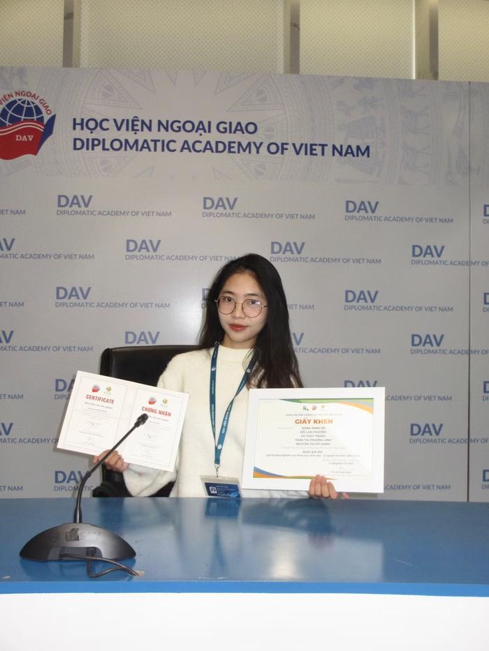 Mỹ Hạnh nhận giải Ba Nghiên cứu khoa học.