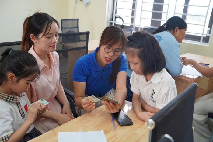  Thanh niên tỉnh Phú Thọ triển khai đội hình thanh niên tình nguyện hỗ trợ người dân thực hiện các kỹ năng số. Ảnh: THANH HÀ 