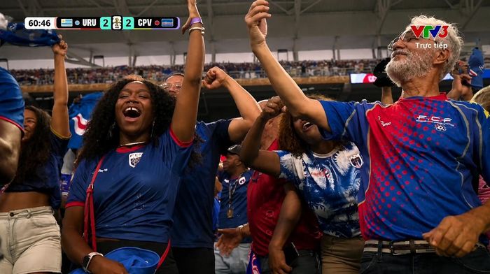  Người hâm mộ Cape Verde ăn mừng trên khán đài. ẢNH: VTV 