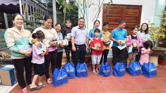 Liên đoàn Lao động TPHCM phối hợp doanh nghiệp, địa phương tặng quà công nhân ở một nhà trọ thuộc phường Phú Lợi
