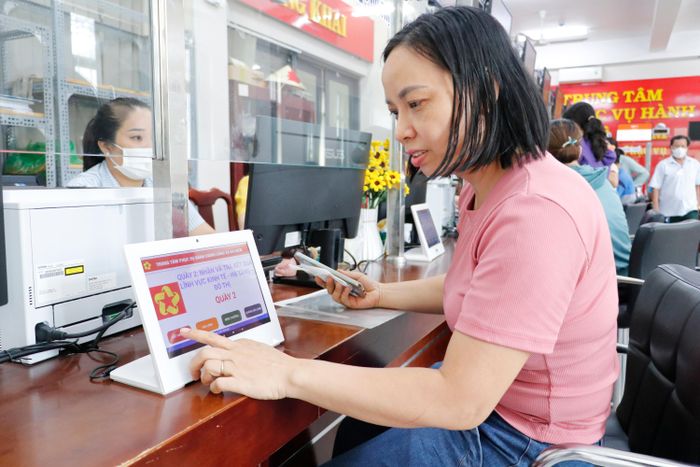 Người dân đánh giá mức độ hài lòng với sự phục vụ của công chức xã Bà Điểm - 1 trong 29 xã đủ điều kiện trở thành phường. Ảnh: NGÔ BÌNH