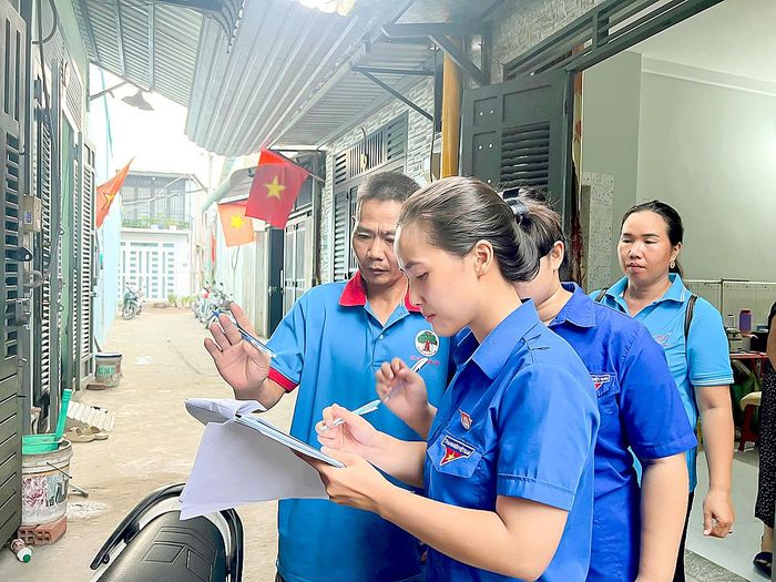 Cán bộ xã Tân Vĩnh Lộc lấy ý kiến người dân về việc thành lập đơn vị hành chính đô thị trên địa bàn