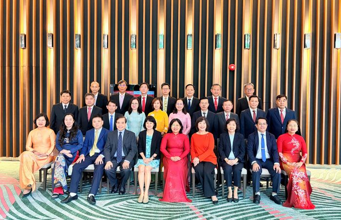  Đoàn đại biểu TPHCM chụp ảnh lưu niệm với Viện lãnh đạo quản trị, Trường chính sách công Lý Quang Diệu, Đại học quốc gia Singapore 