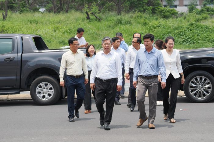 Đồng chí Nguyễn Phước Lộc, Ủy viên Trung ương Đảng, Phó Bí thư Thành ủy, Chủ tịch Ủy ban MTTQ Việt Nam TPHCM cùng đoàn công tác khảo sát khu đất phía trước Trường Tiểu học Tân Đông Hiệp C, phường Tân Đông Hiệp. Ảnh: HOÀNG HÙNG