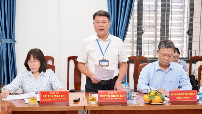 Chủ tịch UBND phường Tân Đông Hiệp Nguyễn Thanh Huy báo cáo tình hình xây dựng trường học và nhà ở xã hội cho thuê trên địa bàn. Ảnh: HOÀNG HÙNG