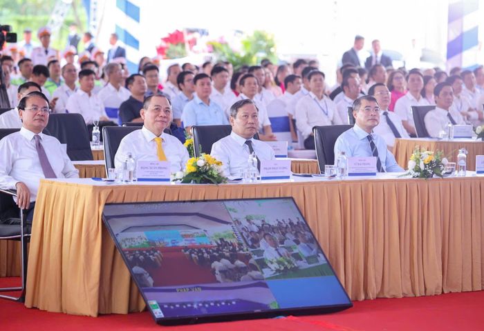  Thủ tướng Lê Minh Hưng và các đại biểu tại lễ khởi công 5 tuyến đường sắt đô thị và 3 dự án nhà ở cho thuê ở Hà Nội. Ảnh: VIẾT CHUNG 