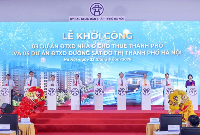  Thủ tướng Lê Minh Hưng và các đại biểu bấm nút khởi công 5 tuyến đường sắt đô thị và 3 dự án nhà ở cho thuê ở Hà Nội. Ảnh: VIẾT CHUNG 