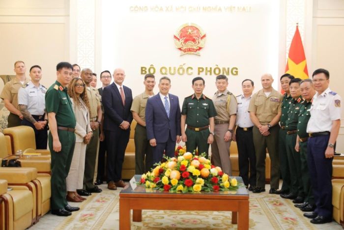 Đại tướng Phan Văn Giang và Quyền Bộ trưởng Bộ Hải quân Hoa Kỳ Hùng Cao chụp ảnh chung cùng các đại biểu tại buổi tiếp. Ảnh: BQP