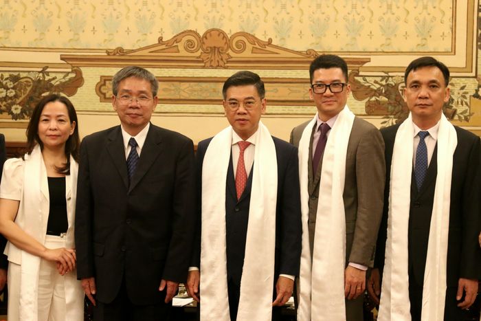 Lãnh đạo HĐND TPHCM chụp ảnh lưu niệm với đoàn Đại hội Đại biểu Nhân dân Khu Tự trị Tây Tạng, Trung Quốc