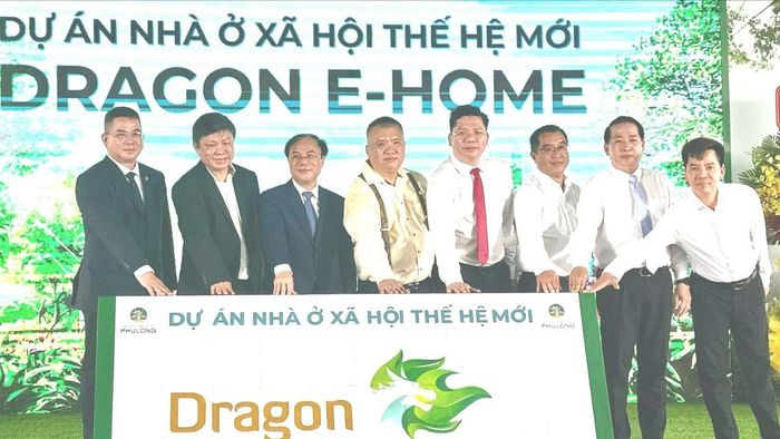 Các đại biểu thực hiện nghi thức khởi công dự án. Ảnh: THANH HIỀN