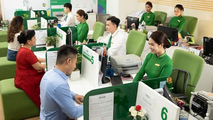 Khách hàng giao dịch tại một ngân hàng thương mại ở TPHCM. ẢNH: MINH HUY