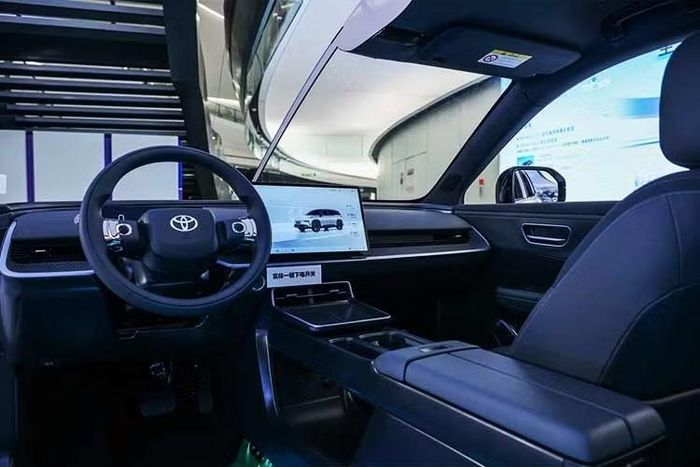 Các trang bị đáng chú ý của Toyota bZ3X Knight Edition bao gồm hệ thống âm thanh Yamaha 11 loa, ghế trước có chức năng sưởi/thông gió/massage à các bàn gấp nhỏ phía sau ghế trước tương tự những gì thường thấy trên khoang hành khách của máy bay thương mại.