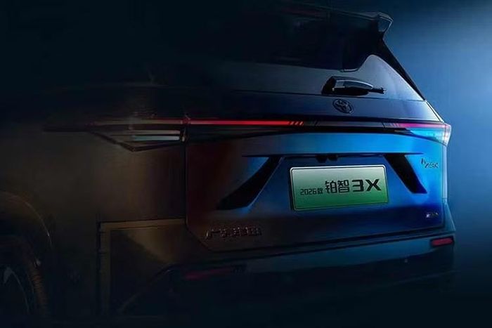 Khác biệt giữa phiên bản Knight Edition và Toyota bZ3X tiêu chuẩn không quá lớn, nhưng đủ để hấp dẫn những khách hàng yêu thích phong cách tối màu. Ngoài lớp sơn ngoại thất đen tuyền, xe còn được trang bị logo cùng tông ở phía trước và phía sau. Thêm vào đó là bộ mâm 18 inch có thiết kế riêng với các tấm ốp khí động học màu đen-bạc.