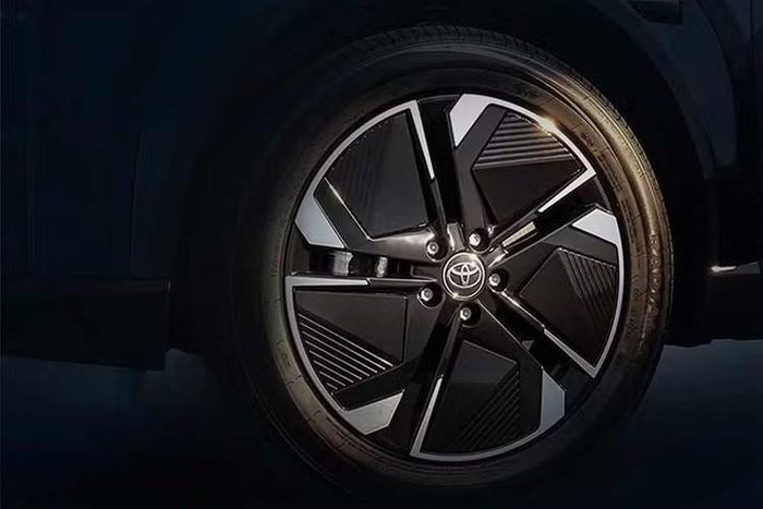 hiều dài và chiều rộng tương đương Toyota RAV4 nhưng chiều cao thấp hơn một chút. Điểm nổi bật nằm ở chiều dài cơ sở khi lớn hơn gần 76 mm so với RAV4, giúp mang lại không gian nội thất rộng rãi hơn. Xe có khối lượng 1.835 kg, tương đương nhiều mẫu SUV thuần điện cùng phân khúc.