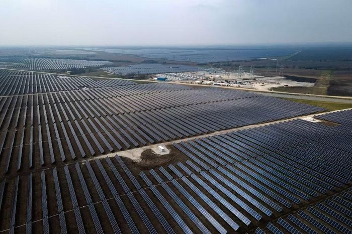 Bên cạnh đó, công nghệ pin mặt trời lai Silicon-Perovskite thế hệ mới cùng các trạm lưu trữ Lithium Iron Phosphate (LFP) mật độ cao đang nâng hiệu suất khai thác năng lượng mặt trời lên mức chưa từng có, đồng thời kéo dài tuổi thọ hệ thống và tăng độ an toàn vận hành.