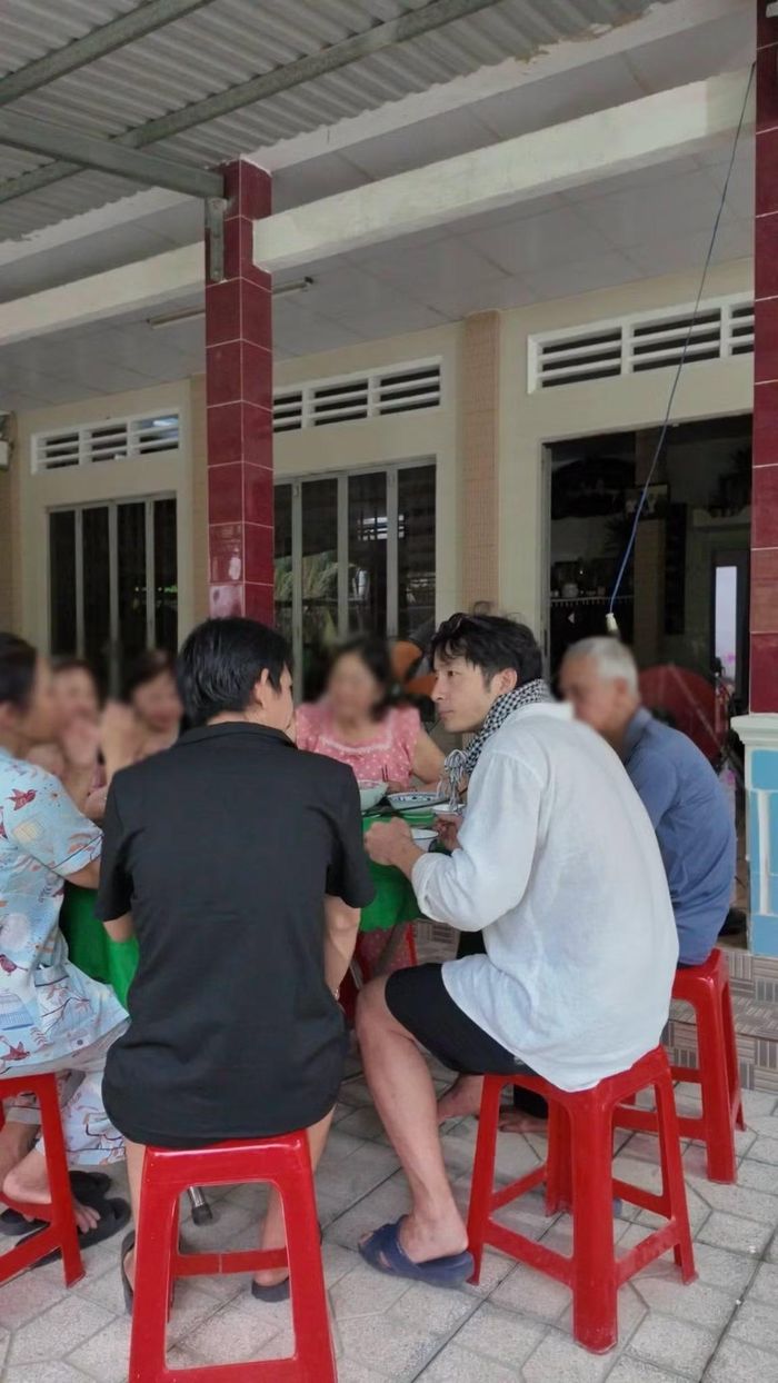 Naoki đi dép lê, ngồi ăn cùng người dân miền Tây.
