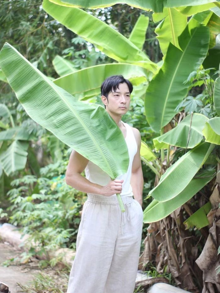 Naoki chia sẻ hình ảnh lần đầu mặc áo ba lỗ khi sống ở miền Tây. Anh viết trên trang cá nhân: "Bữa giờ toàn mặc áo sơ mi mà ai cũng nói: 'Đi miền Tây là phải mặc áo ba lỗ nha!' nên tôi nghe theo thử. Ai ngờ mặc vào thấy mát, thoải mái dễ sợ. Không hiểu sao càng mặc càng thấy thương miền Tây thêm nữa".