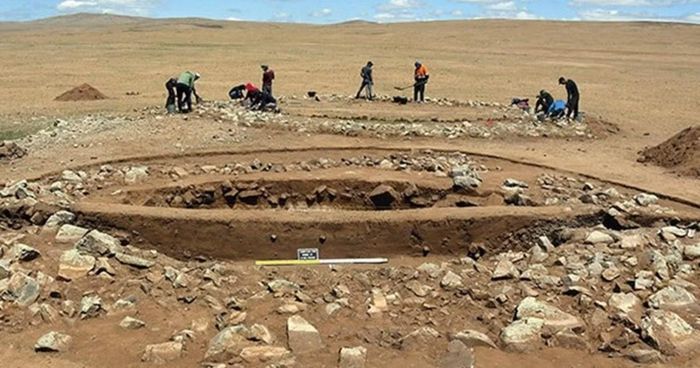 Các chuyên gia thực hiện cuộc khai quật nghĩa địa Tamir ở Mông Cổ. Ảnh: Ancient-origins.net