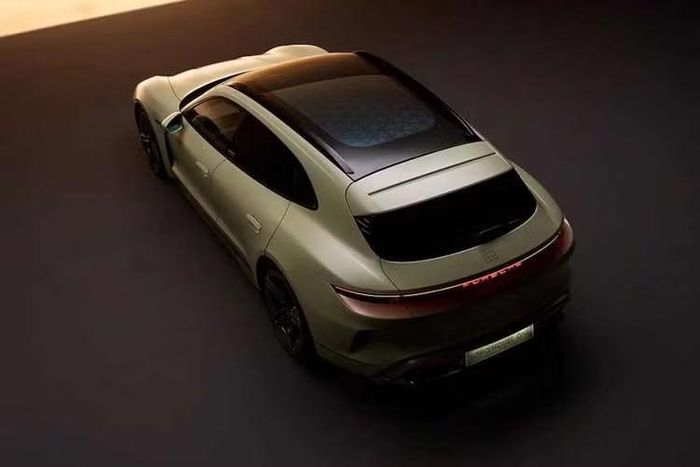 Cũng được lấy cảm hứng tương tự, chiếc xe điện Taycan Turbo S Sport Turismo Soho House One được chế tạo bởi bộ phận cá nhân hóa Porsche Sonderwunsch và sở hữu lớp sơn đòi hỏi “vài trăm giờ làm việc”. Màu Greek Street Green lấy cảm hứng từ ngoại thất của câu lạc bộ Soho House đầu tiên ở London, được khoác lên thân xe thông qua quy trình pha màu theo mẫu có sẵn Paint to Sample Plus.
