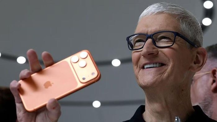 CEO Tim Cook thừa nhận việc tăng giá sản phẩm hiện là kịch bản bất khả kháng. (Ảnh: BBC)