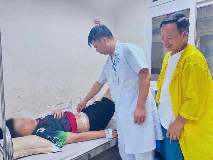 Bác sĩ thăm khám cho trẻ sau phẫu thuật - Ảnh BVCC