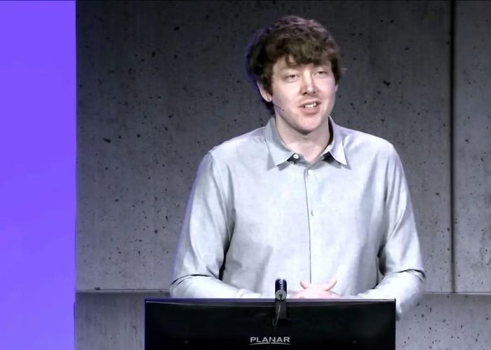 Ông Charles Lamanna, Phó Chủ tịch điều hành Microsoft phụ trách Copilot và nền tảng AI, cho biết nhiều khách hàng đang thực hiện hàng trăm tác vụ AI mỗi tuần, giúp nâng cao năng suất đáng kể nhưng đồng thời cũng khiến hóa đơn tính theo token tăng lên mức rất cao.