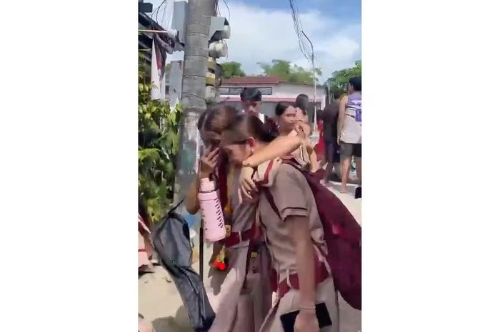 Trong bức ảnh này được chụp từ một video, nhiều học sinh hoảng sợ sau vụ xả súng tại trường Trung học Quốc gia San Jose ở thành phố Tacloban, Philippines, ngày 22/6/2026. Ảnh: James Daantos/AP.