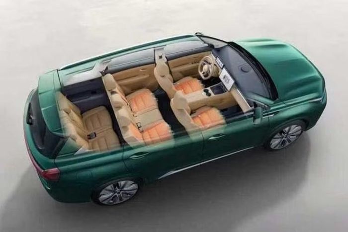 Nằm bên dưới nắp ca-pô là động cơ xăng 4 xi-lanh, dung tích 1.5L, cho công suất tối đa 92 mã lực và mô-men xoắn cực đại 130 Nm. Tuy nhiên, động cơ này chỉ đóng vai trò phát điện cho pin và không trực tiếp truyền lực tới bánh xe. Nhiệm vụ truyền động thuộc về mô-tơ điện có công suất tối đa 218 mã lực và mô-men xoắn cực đại 280 Nm, kết hợp với bộ pin lithium-ion (LFP) dung lượng 25,3 kWh cùng hệ dẫn động cầu trước (FWD).