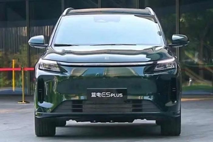 Nhìn từ bên ngoài, DFSK E5 Plus mang đậm dáng dấp của một mẫu SUV. Xe sở hữu thân hình đồ sộ và thanh giá nóc nhằm nhấn mạnh hình ảnh của một mẫu SUV dành cho những chuyến phiêu lưu. Điểm đáng chú ý là xe không sử dụng các chi tiết ốp cua lốp màu đen. Thay vào đó, E5 Plus mang vẻ ngoài thanh lịch hơn với các tấm ốp được sơn cùng màu thân xe, tạo nên tổng thể đẹp mắt.