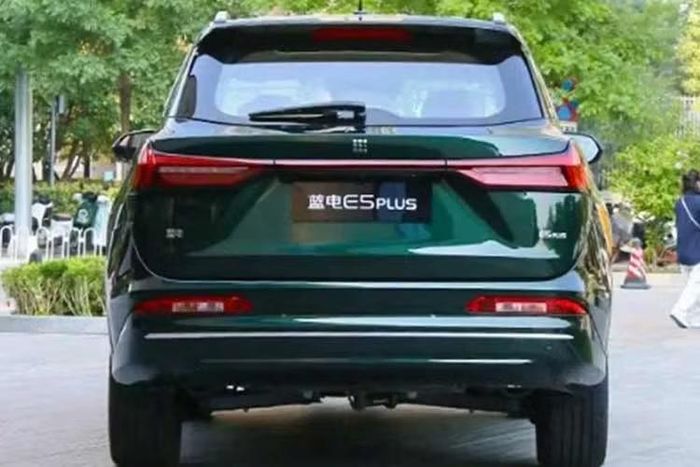 Phần đầu xe vẫn mang những đặc trưng thiết kế của DFSK, với lưới tản nhiệt đóng kín khiến DFSK E5 Plus trông giống một mẫu ôtô thuần điện (BEV). Di chuyển ra phía sau, thiết kế của xe vẫn mang đến cảm giác khá quen thuộc, không phải vì giống các mẫu DFSK khác, mà gợi nhớ đến dòng SUV của Audi. Xe có cụm đèn LED kéo dài toàn chiều rộng với các chi tiết dọc ở hai đầu khá ấn tượng.