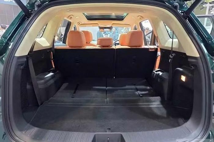 Trang bị tiện nghi của xe với 6 túi khí, camera 360 độ, hệ thống kiểm soát hành trình thích ứng, hỗ trợ giữ xe ở giữa làn đường, chuyển làn chủ động, cảnh báo va chạm phía trước/sau, phanh khẩn cấp tự động, cảnh báo phương tiện cắt ngang phía trước, cảnh báo điểm mù, hỗ trợ chuyển làn, cảnh báo chệch làn đường, hỗ trợ giữ làn đường, cảnh báo phương tiện cắt ngang khi lùi...