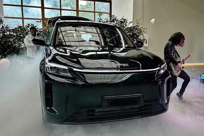 Sở hữu 4 chế độ lái, gồm Eco, Comfort, Sport và Snow. Hệ thống treo trước độc lập MacPherson và hệ thống treo sau độc lập đa liên kết là những trang bị đáng chú ý còn lại của DFSK E5 Plus. Sau Indonesia, DFSK có thể sẽ đưa E5 Plus đến những thị trường Đông Nam Á khác như Việt Nam và Thái Lan. Tại Việt Nam, mẫu xe đầu tiên mà DFSK phân phối dự kiến là E5 Hybrid.