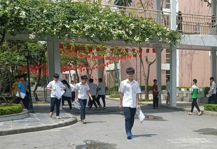 Trường trung học phổ thông công lập thường được xem là đích đến của phần lớn học sinh sau khi tốt nghiệp trung học cơ sở. Ảnh Bình Nguyên